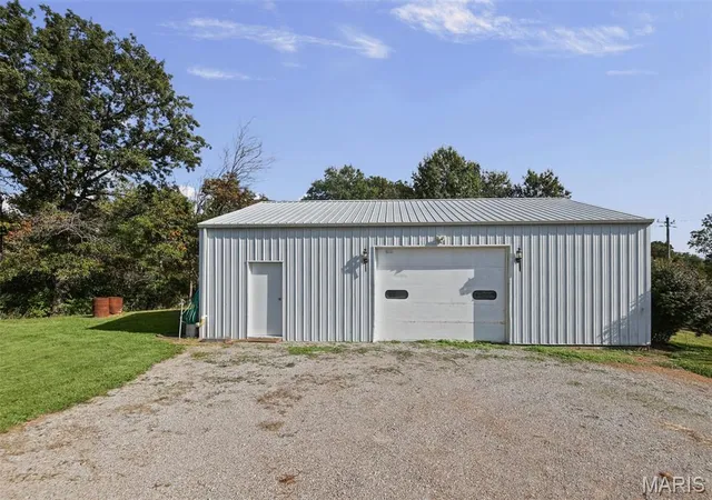 Photo 4 of Single family home for sale at 5723 Konarick Rd, Waterloo, IL 62298 | MLS# MIS26065177 | Listing updated on 2026-10-27