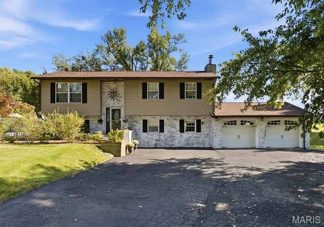 Photo 2 of Single family home for sale at 2826 Imbs Sta Rd, Millstadt, IL 62260 | MLS# MIS26065201 | Listing updated on 2026-10-23
