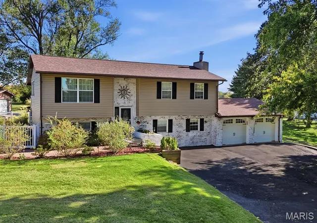 Photo 3 of Single family home for sale at 2826 Imbs Sta Rd, Millstadt, IL 62260 | MLS# MIS26065201 | Listing updated on 2026-10-23