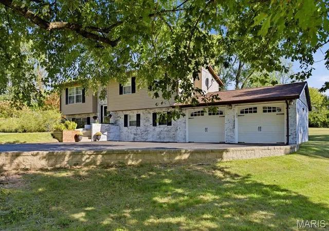 Photo 3 of Single family home for sale at 2826 Imbs Sta Rd, Millstadt, IL 62260 | MLS# MIS26065201 | Listing updated on 2026-10-23