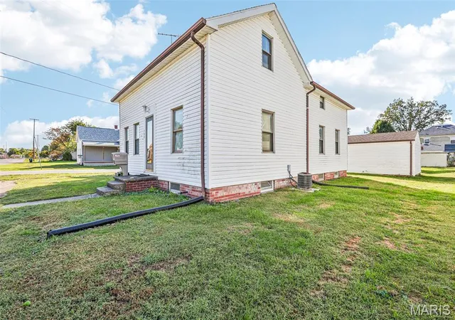 Photo 3 of Single family home for sale at 108 E 2nd South St, Mount Olive, IL 62069 | MLS# MIS26065227 | Listing updated on 2026-10-12