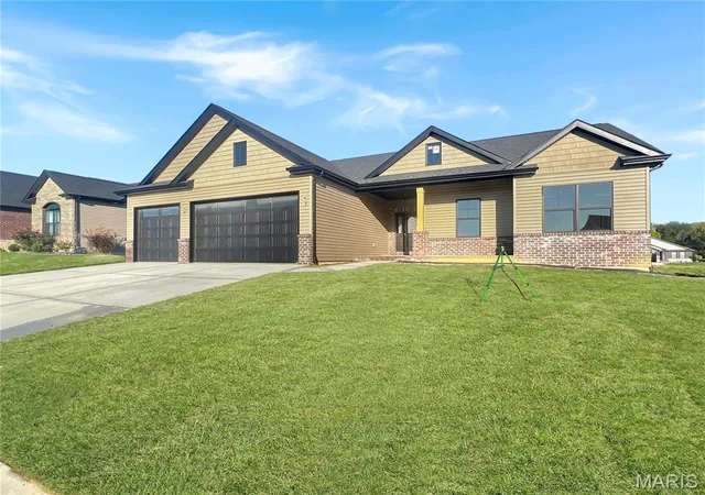 Single family home for sale at 1840 Wellington Ln, Maryville, IL 62062 | MLS# MIS26065250