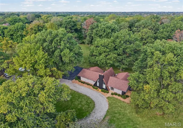 Photo 1 of Single family home for sale at 1935 Lebanon Ave, Belleville, IL 62221 | MLS# MIS26065274 | Listing updated on 2026-10-16