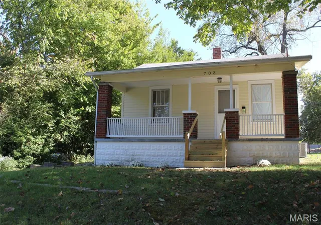 Photo 1 of Single family home for sale at 703 Fairview Ave, Alton, IL 62002 | MLS# MIS26065277 | Listing updated on 2026-10-10