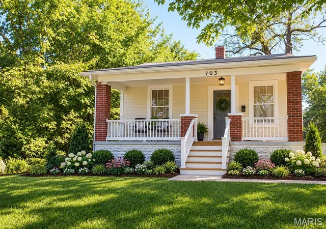 Photo 2 of Single family home for sale at 703 Fairview Ave, Alton, IL 62002 | MLS# MIS26065277 | Listing updated on 2026-10-10