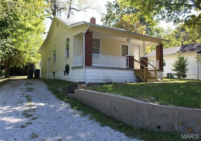 Photo 3 of Single family home for sale at 703 Fairview Ave, Alton, IL 62002 | MLS# MIS26065277 | Listing updated on 2026-10-10