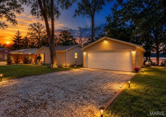 Photo 1 of Single family home for sale at 1734 Moonglow Rd, Centralia, IL 62801 | MLS# MIS26065278 | Listing updated on 2026-10-21