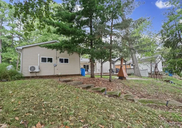Photo 3 of Single family home for sale at 1734 Moonglow Rd, Centralia, IL 62801 | MLS# MIS26065278 | Listing updated on 2026-10-21