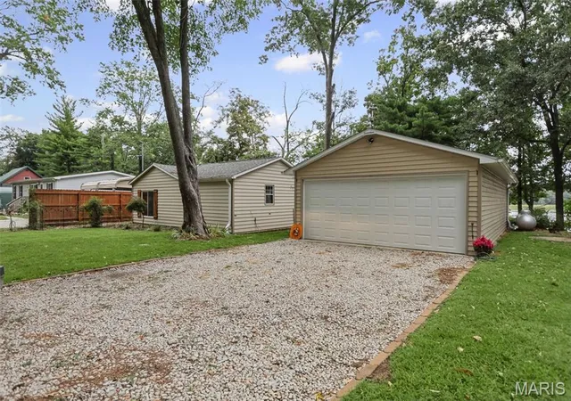 Photo 3 of House for sale at 1734 Moonglow Rd, Centralia, IL 62801 | MLS# MIS26065278 | Listing updated on 2026-10-21