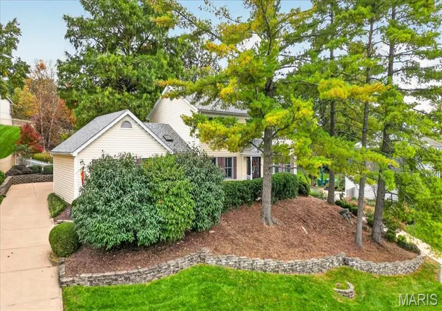 Photo 3 of Single family home for sale at 14980 Chateau Village Dr, Chesterfield, MO 63017 | MLS# MIS26065302 | Listing updated on 2026-10-28