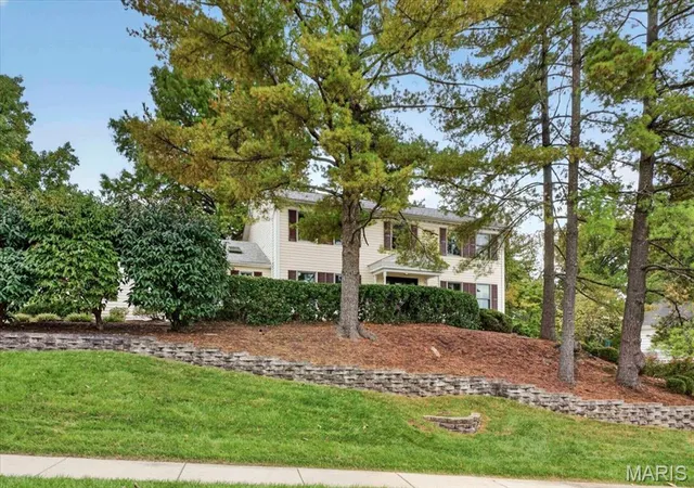 Photo 4 of Single family home for sale at 14980 Chateau Village Dr, Chesterfield, MO 63017 | MLS# MIS26065302 | Listing updated on 2026-10-28