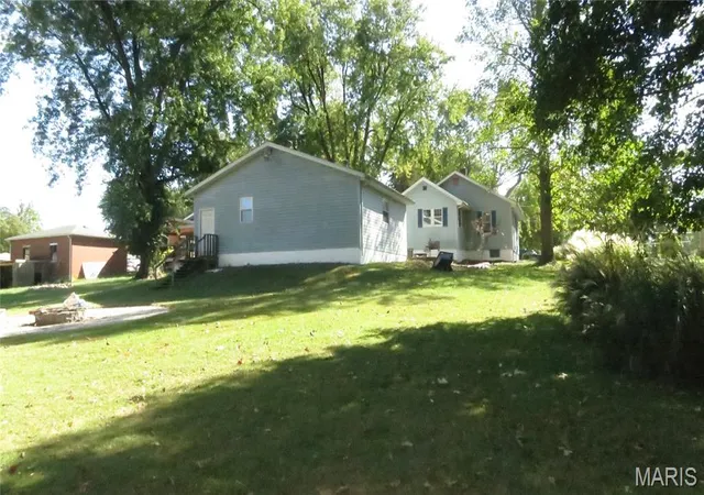 Photo 2 of Single family home for sale at 101 W Haven St, Moro, IL 62067 | MLS# MIS26065305 | Listing updated on 2026-10-10