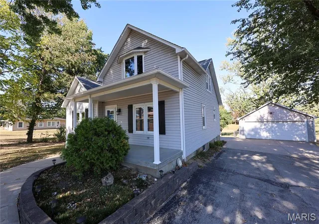 Photo 3 of Sale Pending at 1320 N Kingshighway St, Perryville, MO 63775 | MLS# MIS26065323 | Listing updated on 2026-10-09