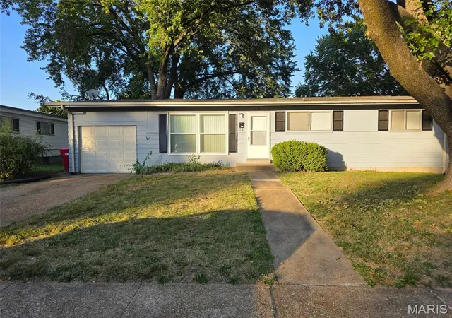Photo 1 of Single family home for sale at 555 Versailles Dr, Florissant, MO 63031 | MLS# MIS26065326 | Listing updated on 2026-10-10