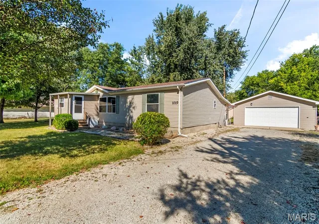 Photo 3 of Manufactured home for sale at 1019 E Seneca St, Litchfield, IL 62056 | MLS# MIS26065332 | Listing updated on 2026-10-13
