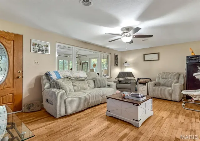 Photo 3 of Single family home for sale at 811 S Main St, Coulterville, IL 62237 | MLS# MIS26065345 | Listing updated on 2026-10-14