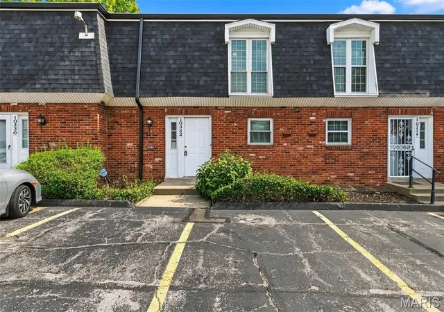 Townhouse for sale at 10332 Corbeil Dr, Saint Louis, MO 63146 | MLS# MIS26065347