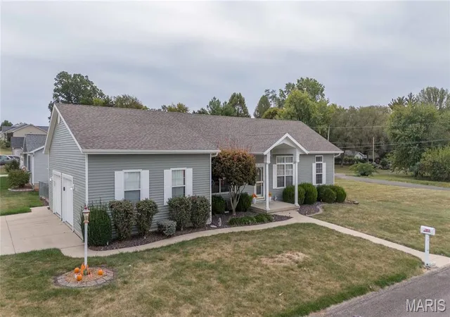 Single family home for sale at 120 N Rock Is Ave, Vandalia, IL 62471 | MLS# MIS26065348