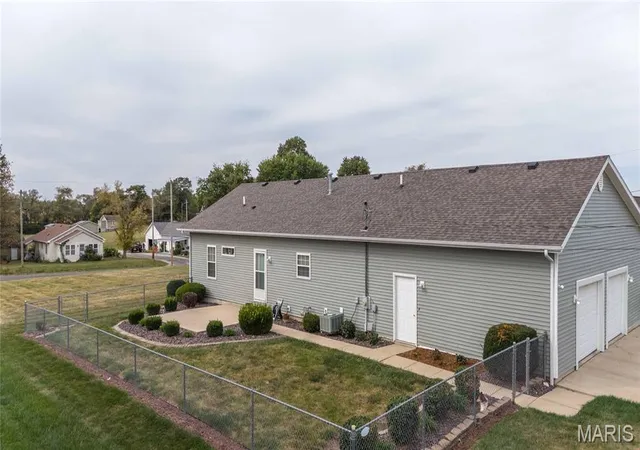 Photo 1 of Single family home for sale at 120 N Rock Is Ave, Vandalia, IL 62471 | MLS# MIS26065348 | Listing updated on 2026-10-11