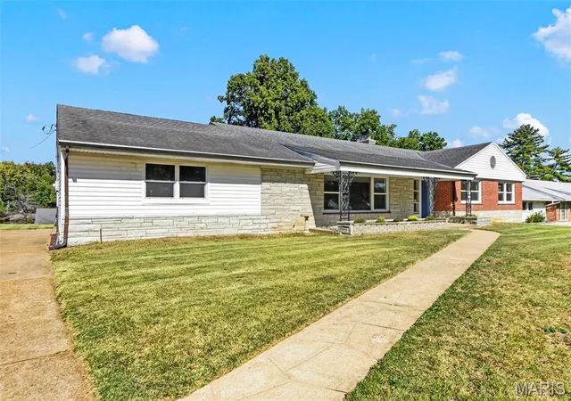 Photo 2 of Single family home for sale at 7 Biritz Dr, Saint Louis, MO 63137 | MLS# MIS26065352 | Listing updated on 2026-10-10