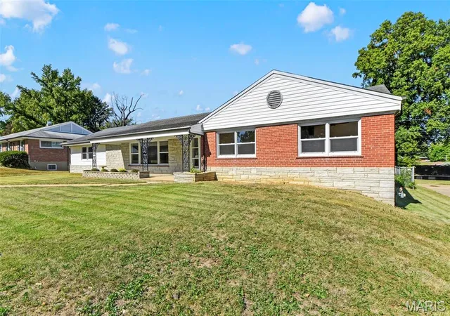 Photo 3 of Single family home for sale at 7 Biritz Dr, Saint Louis, MO 63137 | MLS# MIS26065352 | Listing updated on 2026-10-10