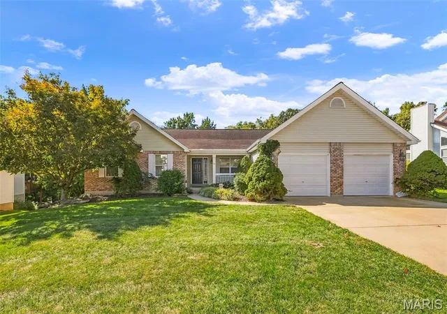 Photo 2 of Single family home for sale at 26 Briarwick Trl, Saint Peters, MO 63376 | MLS# MIS26065376 | Listing updated on 2026-10-19