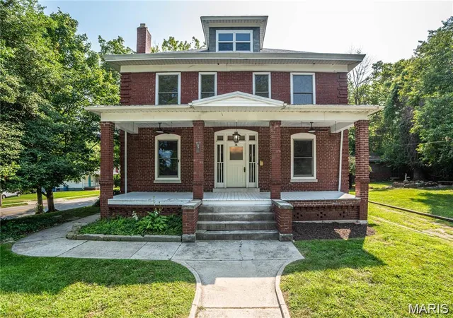 Photo 2 of Single family home for sale at 1215 Union St, Alton, IL 62002 | MLS# MIS26065381 | Listing updated on 2026-10-19
