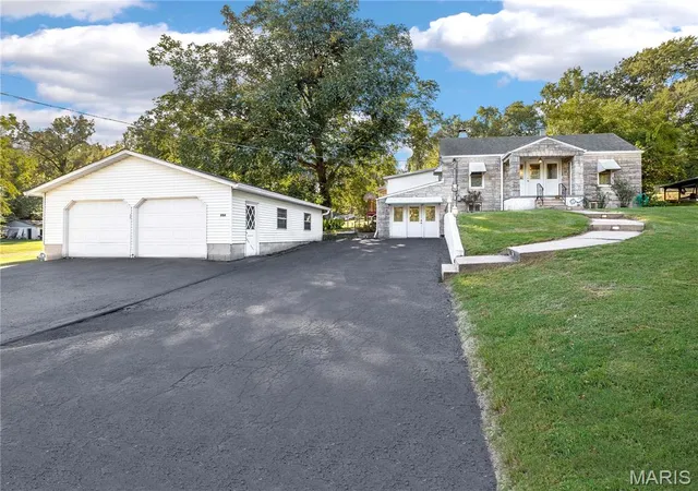 Single family home for sale at 204 Twin Dr, Caseyville, IL 62232 | MLS# MIS26065389