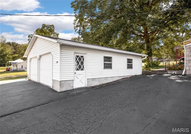Photo 3 of Single family home for sale at 204 Twin Dr, Caseyville, IL 62232 | MLS# MIS26065389 | Listing updated on 2026-10-16
