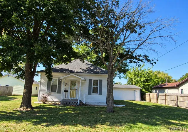 Photo 1 of Single family home for sale at 340 N Plum St, Carlinville, IL 62626 | MLS# MIS26065390 | Listing updated on 2026-10-13