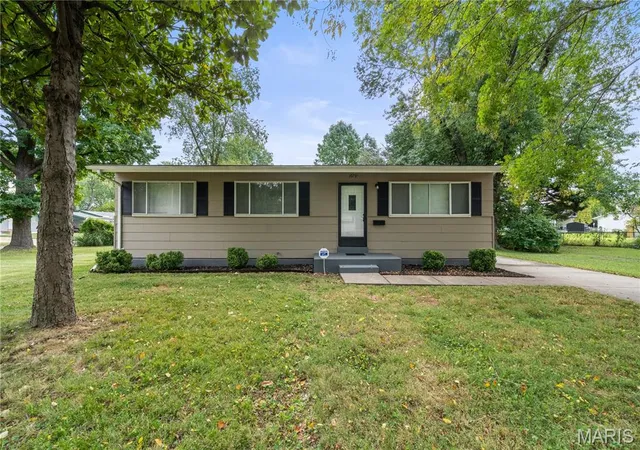 Photo 1 of Single family home for sale at 1070 Campion Ln, Florissant, MO 63031 | MLS# MIS26065398 | Listing updated on 2026-10-10
