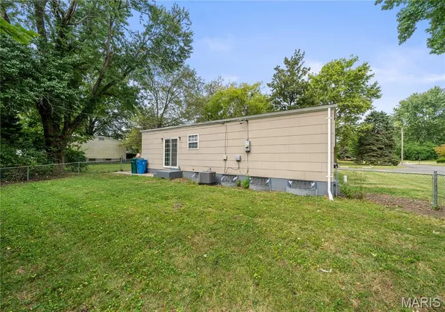 Photo 3 of Single family home for sale at 1070 Campion Ln, Florissant, MO 63031 | MLS# MIS26065398 | Listing updated on 2026-10-10