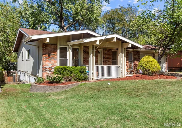 Photo 2 of Single family home for sale at 1395 Saint Anthony Ln, Florissant, MO 63033 | MLS# MIS26065407 | Listing updated on 2026-10-17
