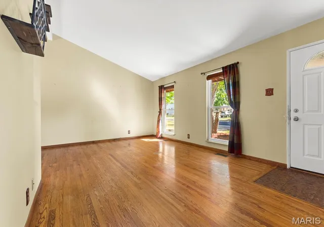 Photo 3 of Single family home for sale at 1395 Saint Anthony Ln, Florissant, MO 63033 | MLS# MIS26065407 | Listing updated on 2026-10-17