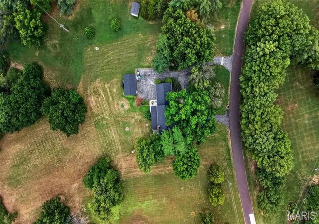Photo 3 of Single family home for sale at 33 Weldon Spring Hts Dr, Weldon Spring, MO 63304 | MLS# MIS26065408 | Listing updated on 2026-10-16