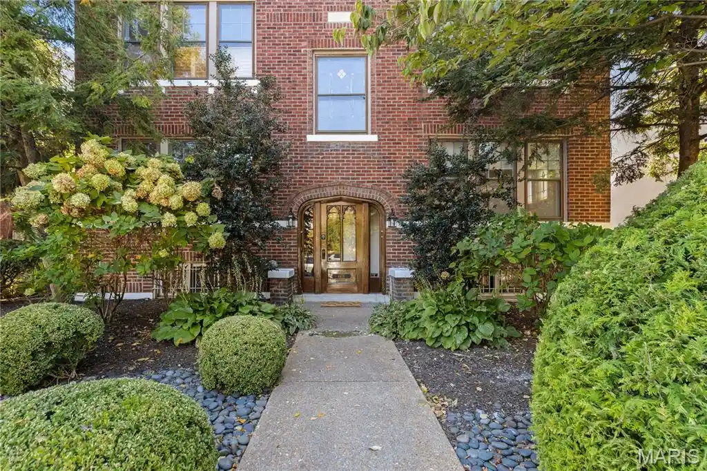 Listing Photo 1 - Condo for sale in building located at 4416 Laclede Ave, Saint Louis, MO 63108