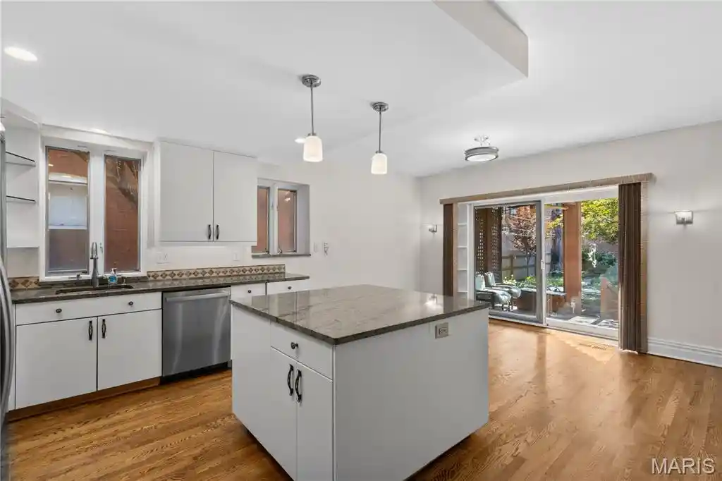 Listing Photo 8 - Condo for sale in building located at 4416 Laclede Ave, Saint Louis, MO 63108
