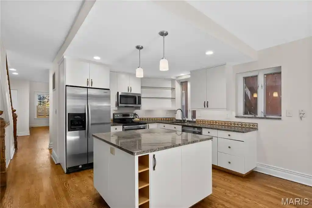 Listing Photo 9 - Condo for sale in building located at 4416 Laclede Ave, Saint Louis, MO 63108