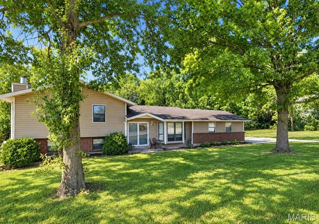 Photo 1 of Sale Pending at 111 Valvero Dr, Saint Charles, MO 63304 | MLS# MIS26065415 | Listing updated on 2026-10-24