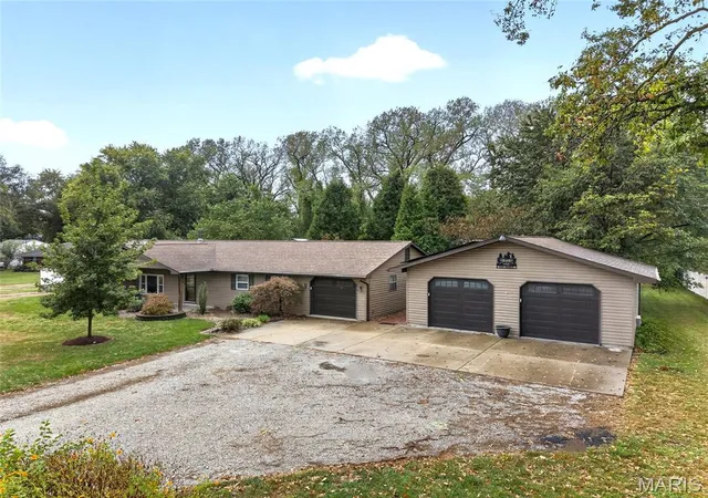 Photo 2 of Single family home for sale at 1446 Saint Thomas Rd, Granite City, IL 62040 | MLS# MIS26065425 | Listing updated on 2026-10-20