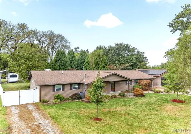 Photo 3 of Single family home for sale at 1446 Saint Thomas Rd, Granite City, IL 62040 | MLS# MIS26065425 | Listing updated on 2026-10-20