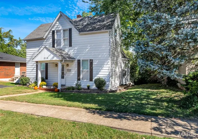 Photo 2 of Sale Pending at 216 N Seminary St, Collinsville, IL 62234 | MLS# MIS26065426 | Listing updated on 2026-10-19