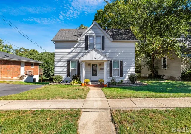 Photo 3 of Sale Pending at 216 N Seminary St, Collinsville, IL 62234 | MLS# MIS26065426 | Listing updated on 2026-10-19