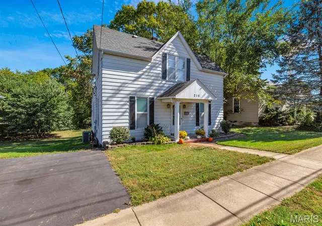 Photo 3 of Sale Pending at 216 N Seminary St, Collinsville, IL 62234 | MLS# MIS26065426 | Listing updated on 2026-10-19