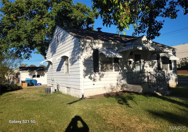 Photo 3 of Single family home for sale at 241 Haller Ave, East Alton, IL 62024 | MLS# MIS26065440 | Listing updated on 2026-10-19