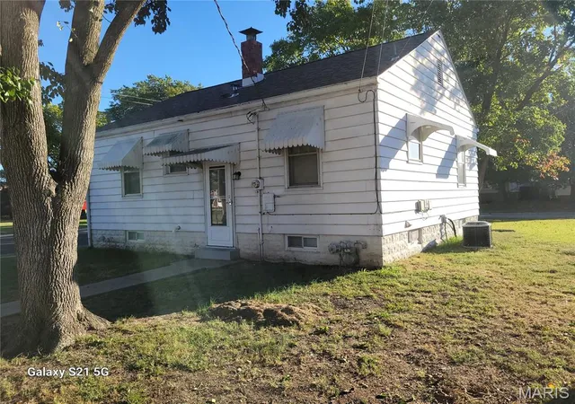 Photo 3 of Single family home for sale at 241 Haller Ave, East Alton, IL 62024 | MLS# MIS26065440 | Listing updated on 2026-10-19
