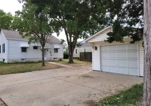Photo 4 of Single family home for sale at 241 Haller Ave, East Alton, IL 62024 | MLS# MIS26065440 | Listing updated on 2026-10-19