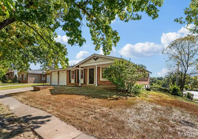 Photo 2 of Sale Pending at 900 Queensbridge Rd, Manchester, MO 63021 | MLS# MIS26065449 | Listing updated on 2026-10-15