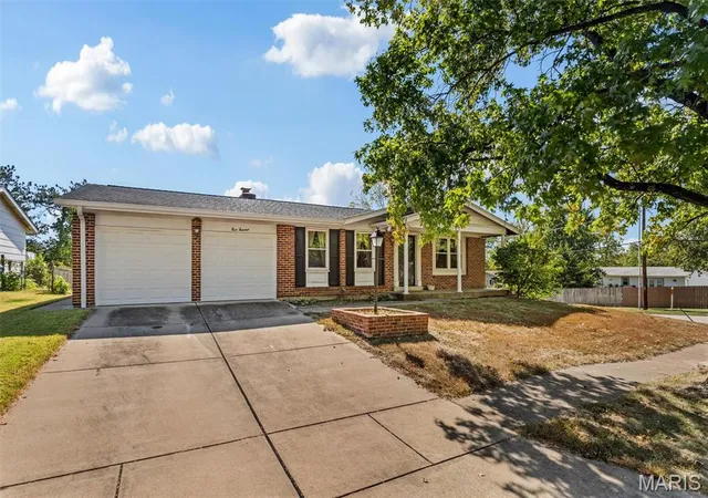 Photo 3 of Sale Pending at 900 Queensbridge Rd, Manchester, MO 63021 | MLS# MIS26065449 | Listing updated on 2026-10-15
