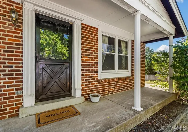 Photo 3 of Sale Pending at 900 Queensbridge Rd, Manchester, MO 63021 | MLS# MIS26065449 | Listing updated on 2026-10-15